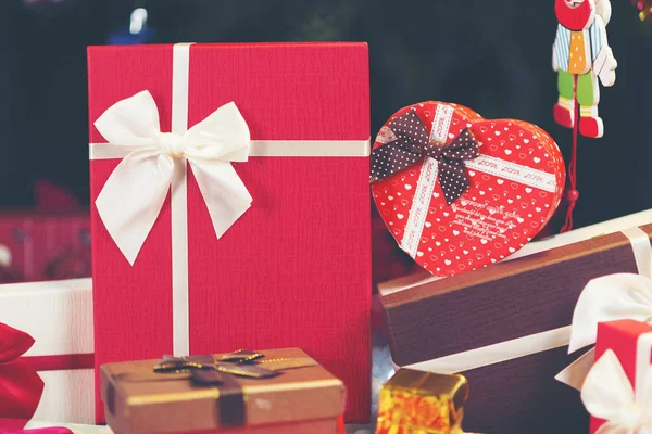 Noel ve Yılbaşı 2018, Gece bokeh ışık ile Hediye kutusu