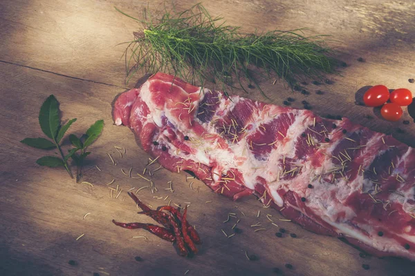 Costillas Crudas Con Romero Verduras Sobre Papel Arrugado —  Fotos de Stock