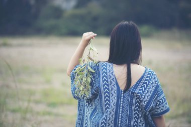 Ormanda yalnız yürüyen bir kadın. Yaz zamanı.