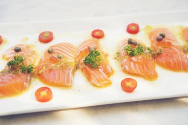 Sashimi somon ayarla, çiğ balık, Japon yemekleri. (Seçici odak)