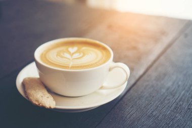 Sabah kahveli latte sanatı.