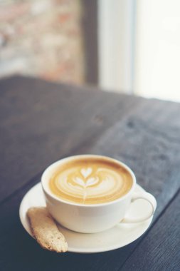 Sabah kahveli latte sanatı.