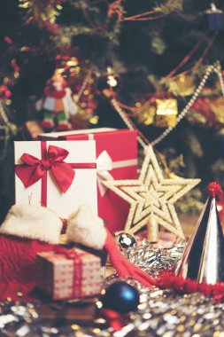 Noel ağacı ve birçok mevcut kutuları