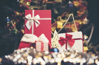 Noel ağacı ve birçok mevcut kutuları