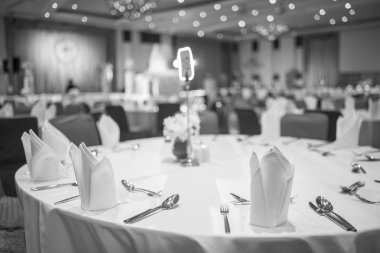 Lüks ziyafet salonu otelin, siyah-beyaz yemek masası