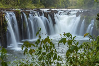 Dağlarda güzel bir şelale