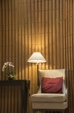 Gece aydınlatma ile lüks kanepeler içinde otelin konuk salonu.