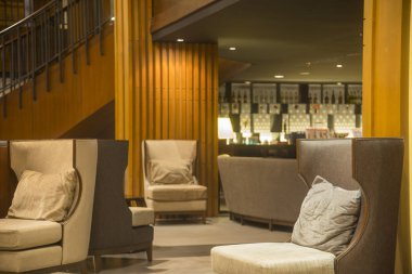 Gece aydınlatma ile lüks kanepeler içinde otelin konuk salonu.