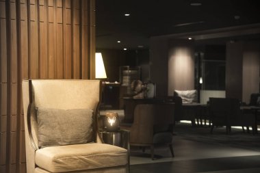 Gece aydınlatma ile lüks kanepeler içinde otelin konuk salonu.