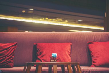 Gece aydınlatma ile lüks kanepeler içinde otelin konuk salonu.