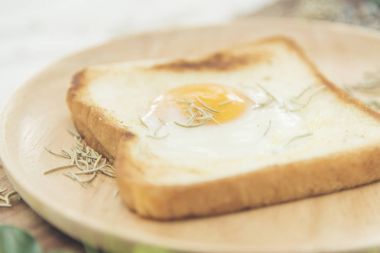 Kahvaltı sebze ve kızarmış ekmek yumurta oluşur.