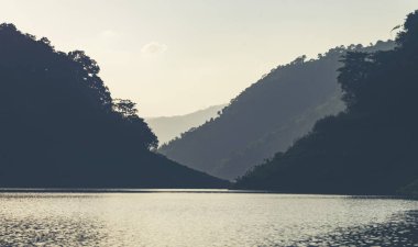 ormanda, Tayland tropik şelale
