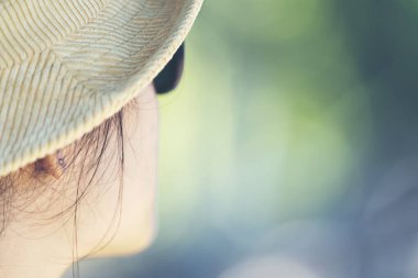 Doğal bir arka plan ile Asyalı bir kadın portresi