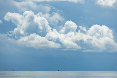 Bulutlu mavi gökyüzü