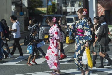 Fukuoka, Japonya-Ekim 6, 2017: çok sayıda turistin yürüme geçmek yakın kapı Dazaifu tenmangu Tapınak, en ünlü ve eski Fukuoka, Japonya