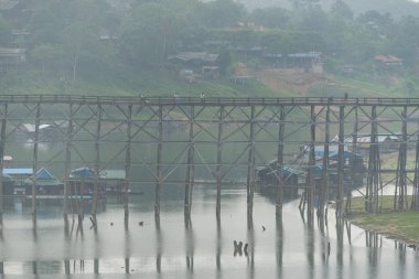 Tayland, Sangklaburi district, Kanchanaburi en uzun köprüsü görüntüsü.