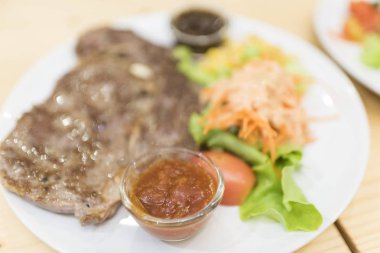 Sığır eti biftek sebze salata sosu ile