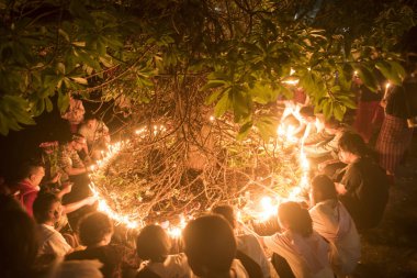 Kanchanaburi, Tayland - 8 Temmuz: 8 Temmuz 2017 Kanchanaburi, Tayland için üzerinde Sangklaburi Tapınağı'nda mum Kupası holding Tay Budist keşiş eller.