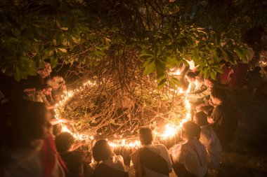 Kanchanaburi, Tayland - 8 Temmuz: 8 Temmuz 2017 Kanchanaburi, Tayland için üzerinde Sangklaburi Tapınağı'nda mum Kupası holding Tay Budist keşiş eller.