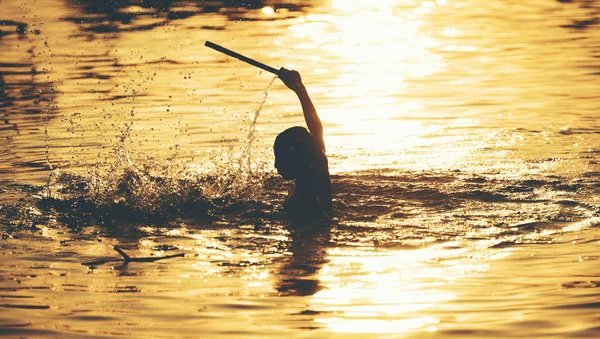 Ragazzi Suonano Acqua Tramonto — Foto Stock