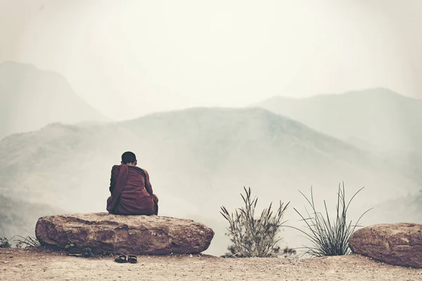 Monges Estão Meditando Montanha — Fotografia de Stock