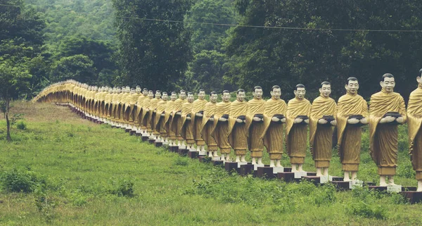多くの仏像場合ビルマ寺院 — ストック写真