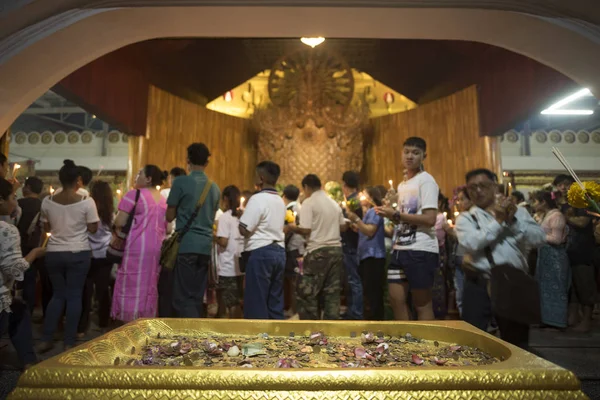 カンチャナブリ タイの仏教僧手 2017 タイのカンチャナブリでの Sangklaburi 寺でキャンドル カップを開催 — ストック写真