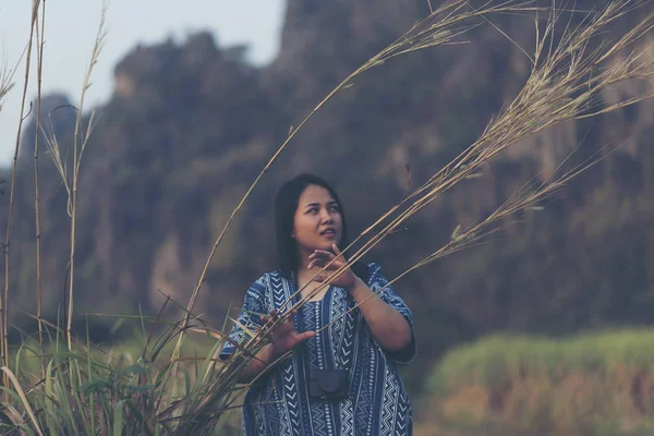 Una Ragazza Asiatica Rilassa Atmosfera Tropicale Giungla — Foto Stock