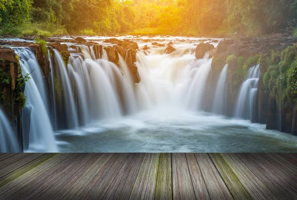 Göl, tropikal yağmur ormanları Tayland yanında platformu