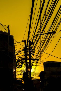 gün batımı ile elektronik hattı