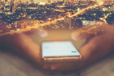 İş kadını çift pozlama kullanın Mobile Smartphone Kentsel şehir manzaralı ve karayolu ile yüksek hızda Internet veya kablosuz telekomünikasyon olarak