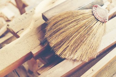 ahşap masa studio inşaat zemin üzerine çam ahşap plakalar