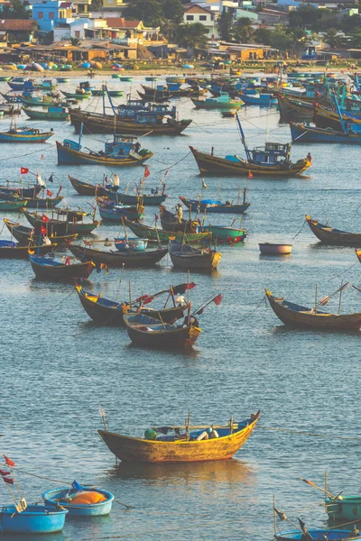 Mui Vietnam Enero 2017 Pueblo Pesquero Coloridos Barcos Pesca Cerca — Foto de Stock