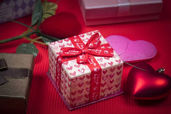 Caja Regalo San Valentín Sobre Fondo Rojo Fondo Día San — Foto de Stock