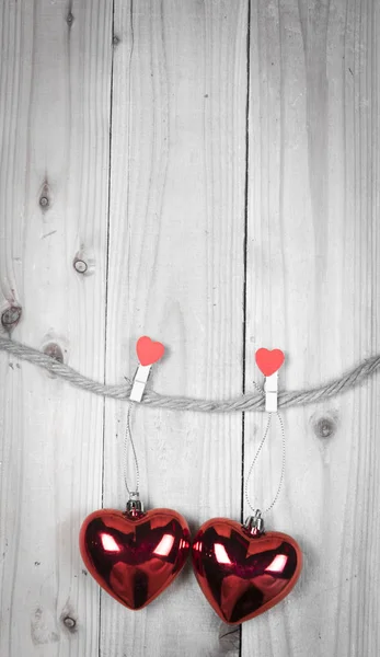 情人节背景与缝枕心行边界上红色 Clothespins 在乡村 快乐情人节卡片样机 复制空间 — 图库照片