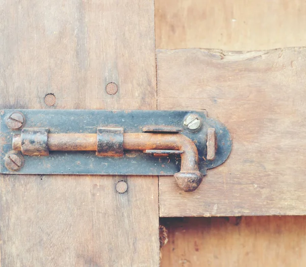Gamla låset med hänglås på dörrarna — Stockfoto