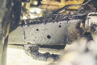 Araba asfalt petrol ile kirli.