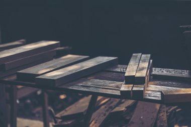 Arka plan görüntüsü ahşap Atölyesi: marangozlar çalışma tablosu farklı araçları ve Ağaç kesme standı, vintage filtre görüntü