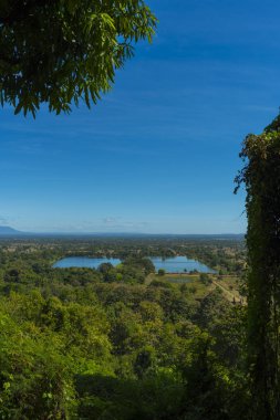 Göl ve dağ manzarası