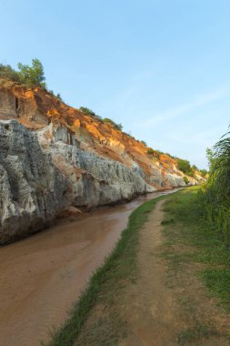 manzara nehir orman jambon tien Kanyon MUI ne, vietnam arasındaki kırmızı kayalar ile