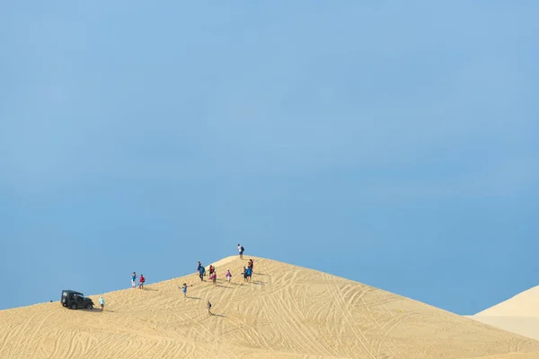 Mui City Vietnã Janeiro Pessoas Não Identificadas Sentadas Duna Areia — Fotografia de Stock