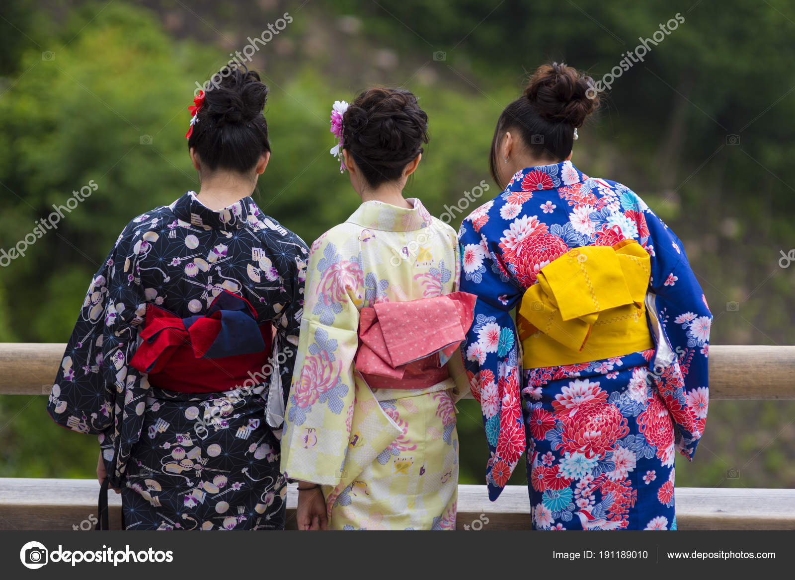 15年11月25日日本京都15年11月25日女性游客在京都旅行时穿着一件名为kimono的传统服装 图库社论照片 C Chokniti 15年11月25日日本京都15年11月25日女性游客在京都旅行时穿着一件名为kimono的传统服装 图库社论照片 C Chokniti