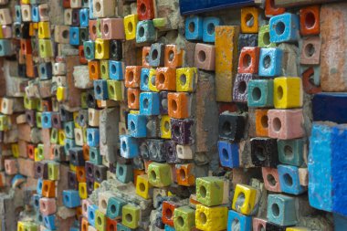 Arka plan için duvarda seramik karolar renkli