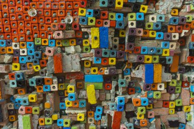 Arka plan için duvarda seramik karolar renkli