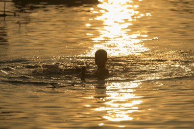 Mui Ne, Vietnam - Ocak 2016 - Deniz batımında atlayan Vietnamlı bir genç.