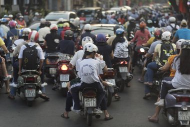 Ho Chi Minh City, Vietnam - 1 Şubat 2016: trafik sıkışıklığı ve renkli kasklı insanlar. Şehirde yaklaşık 340.000 araba ve 3,5 milyon motosiklet var..