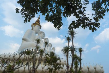 Wat Phasornkaew tapınağında beş Buda heykeli, Tayland, Phetchabun, Khao Kho