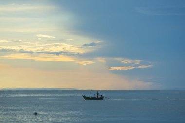 Denizin üzerinde güzel bir gün batımı