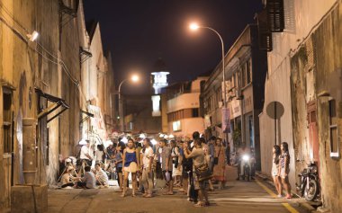 Georgetown, Penang, Malezya - 4 Temmuz 2015 Miras Kutlamaları Eat Rite: George Town Ritüelleri. Turistler açılış gününde kutlamalara dikkat ederler. 4 Temmuz 2015 tarihinde Penang, Malezya.