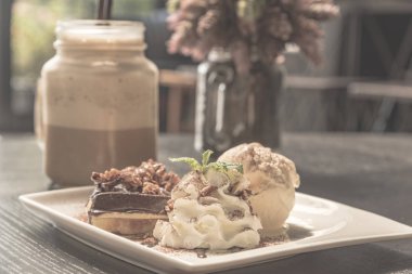 Sonra kek ve filtreli buzlu kahve.